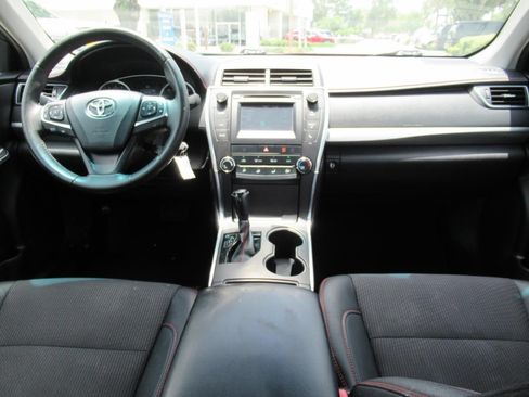 Used 2017 Toyota Camry SE w/ Four Season Floor Mat Package FWD image 12