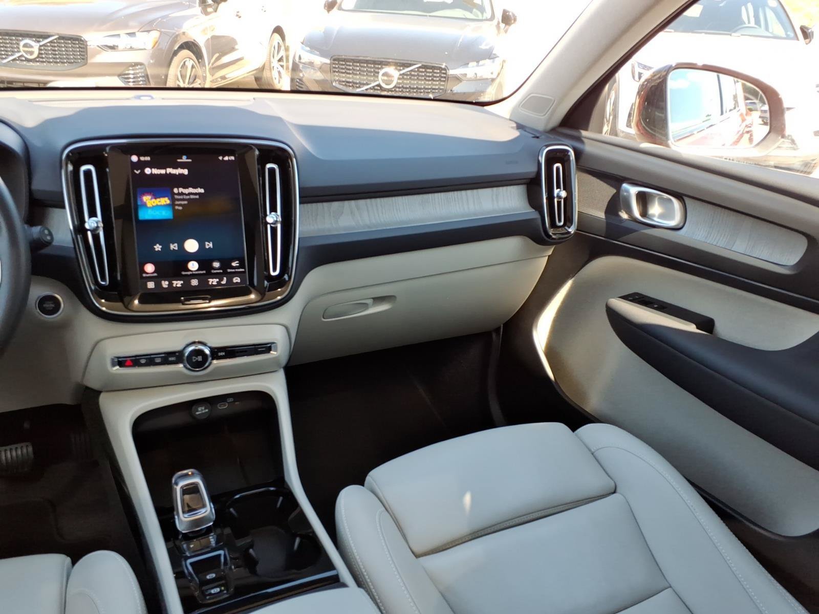 Certified 2025 Volvo XC40 B5 Plus AWD/4WD image 16