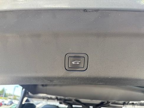 Used 2025 Chevrolet Tahoe Z71 AWD/4WD image 39