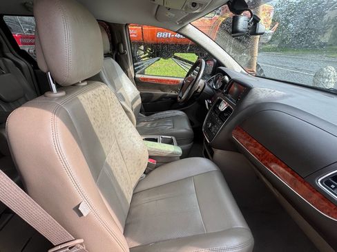 Used 2014 Chrysler Town & Country Touring-L w/ Driver Convenience Group image 28