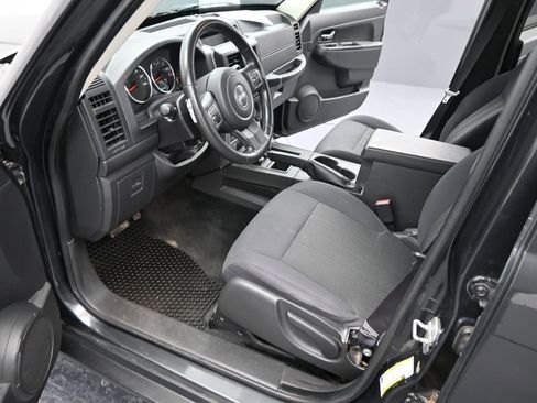 Used 2011 Jeep Liberty Sport image 11