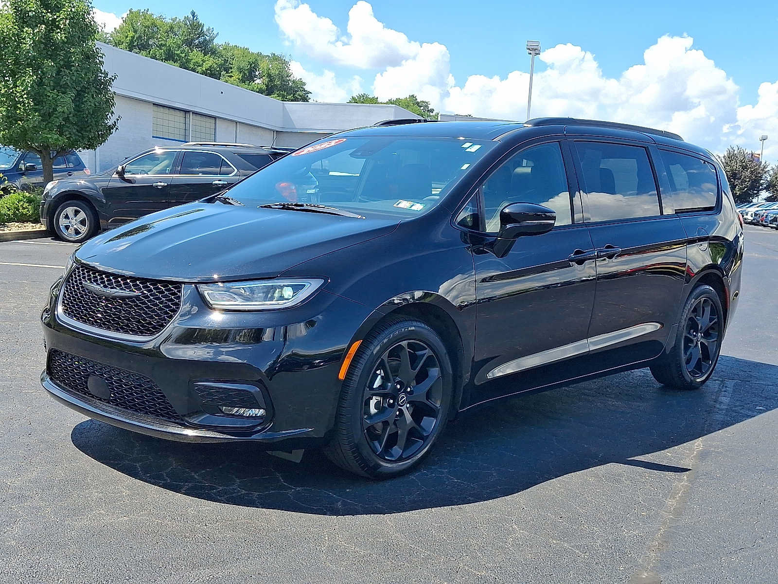 Used 2025 Chrysler Pacifica Limited FWD image 3