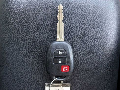 Used 2017 Toyota RAV4 XLE AWD/4WD image 33