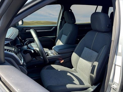 Used 2025 GMC Acadia Elevation image 13