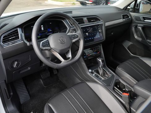 Used 2024 Volkswagen Tiguan SE image 15