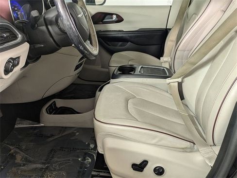 Used 2017 Chrysler Pacifica Limited w/ UConnect Theater Package image 11