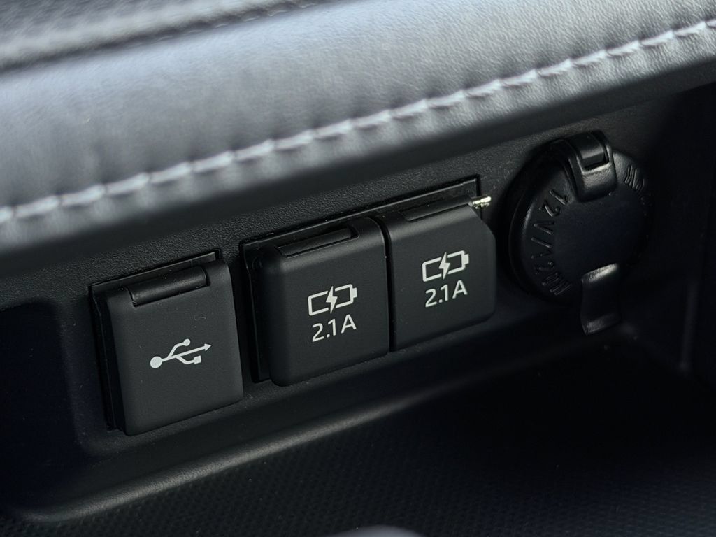 Used 2020 Toyota Highlander LE AWD/4WD image 15