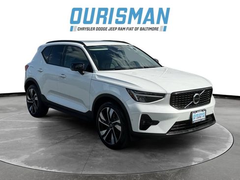 Used 2023 Volvo XC40 B5 Plus w/ Driver Assist Package AWD/4WD image 1