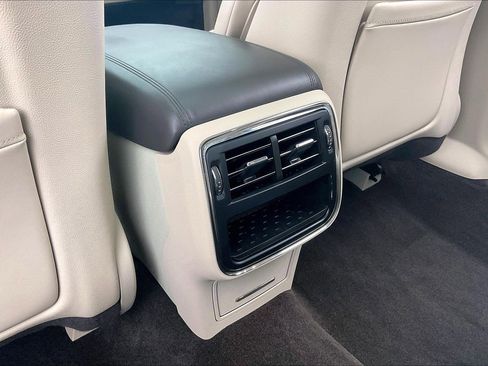 Used 2018 Lincoln Continental Select image 40