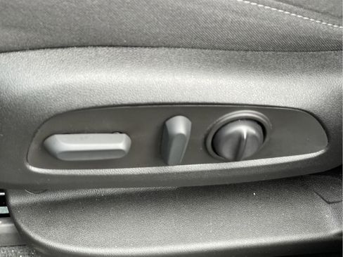 Used 2022 Chevrolet Traverse LT image 25