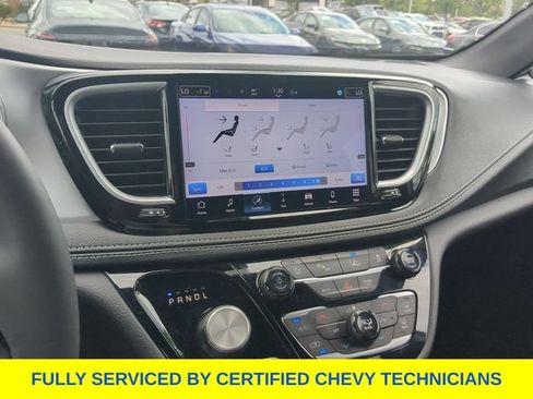 Used 2025 Chrysler Pacifica Limited FWD image 34