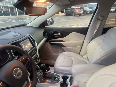 Used 2021 Jeep Cherokee Latitude Lux w/ Comfort/Convenience Group image 19