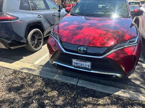 Used 2024 Toyota Venza XLE AWD/4WD image 5