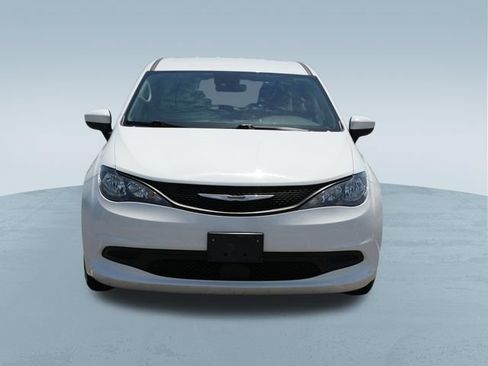 Used 2023 Chrysler Voyager LX FWD image 2