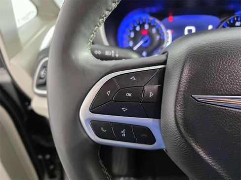 Certified 2023 Chrysler Pacifica Touring-L image 22