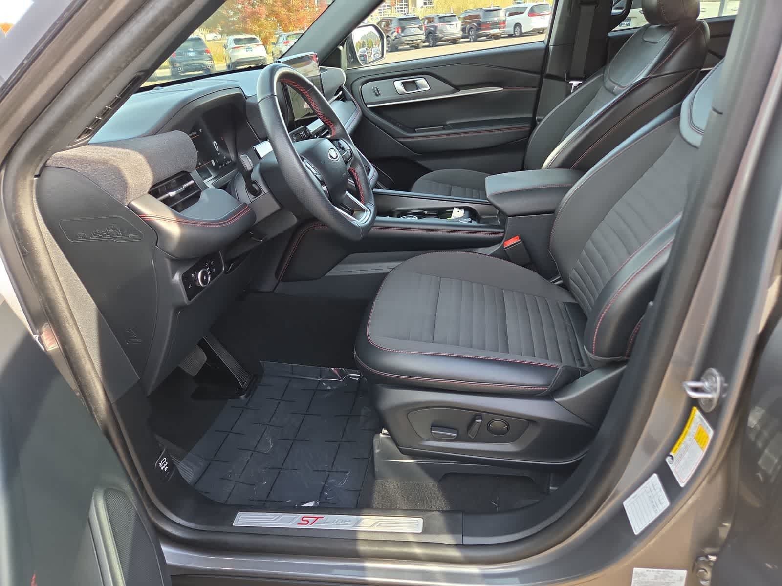 Used 2025 Ford Explorer ST-Line w/ ST-Line Street Pack AWD/4WD image 19