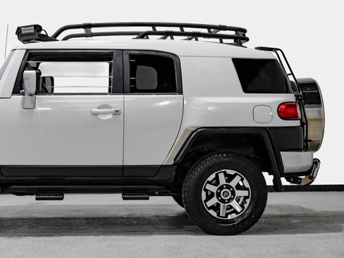 Used 2014 Toyota FJ Cruiser 4WD w/ Upgrade Package image 15