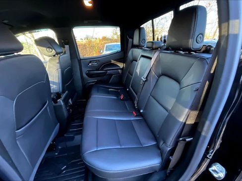 Used 2024 Chevrolet Colorado LT w/ LT Convenience Package III image 18