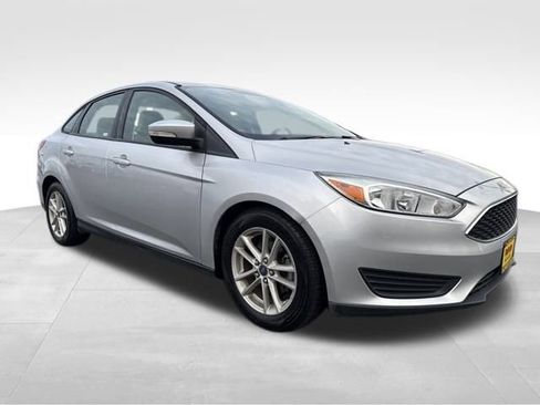 Used 2015 Ford Focus SE image 1