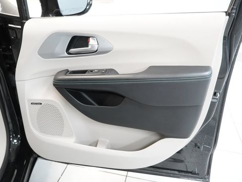 Used 2018 Chrysler Pacifica Limited w/ Advanced Safetytec Group FWD image 41