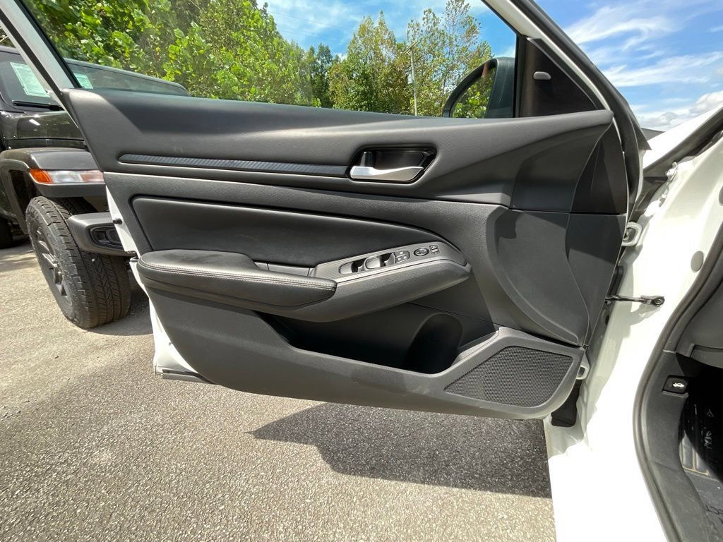 Used 2025 Nissan Altima 2.5 SV FWD image 8