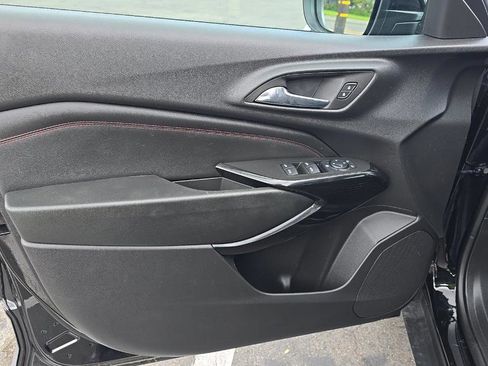 Used 2025 Chevrolet Trax RS FWD image 18