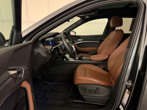 Certified 2021 Audi e-tron Premium Plus w/ Premium Plus Package AWD/4WD image 5