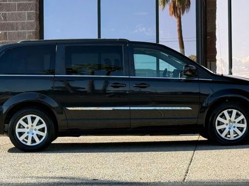 Used 2016 Chrysler Town & Country Touring FWD image 15