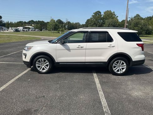 Used 2018 Ford Explorer XLT AWD/4WD image 12