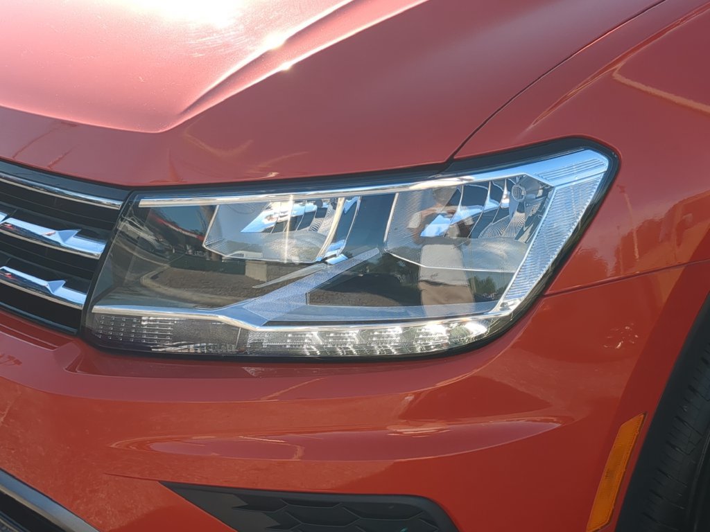 Used 2018 Volkswagen Tiguan SE w/ Panoramic Sunroof Package FWD image 8