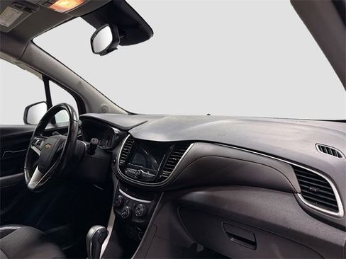 Used 2018 Chevrolet Trax LT w/ LT Convenience Package image 25