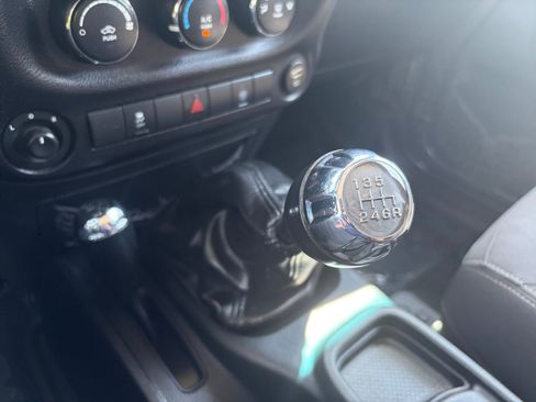 Used 2017 Jeep Wrangler Unlimited Sahara w/ Connectivity Group AWD/4WD image 24