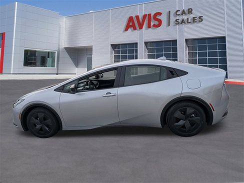 Used 2025 Toyota Prius LE image 10