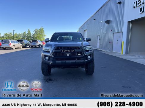 Used 2020 Toyota Tacoma TRD Off-Road w/ TRD Premium Off Road Package AWD/4WD image 2
