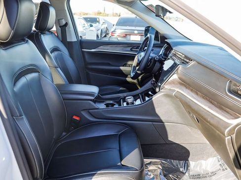 Used 2023 Jeep Grand Cherokee Limited w/ Luxury Tech Group II image 18