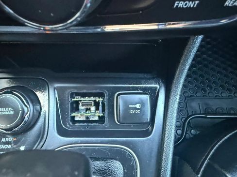 Used 2019 Jeep Cherokee Latitude Plus w/ Cold Weather Group AWD/4WD image 21