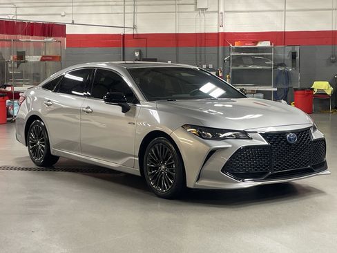 Used 2020 Toyota Avalon XSE image 2
