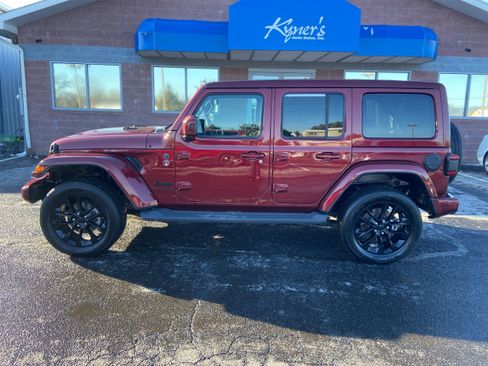 Used 2021 Jeep Wrangler Unlimited Sahara image 3