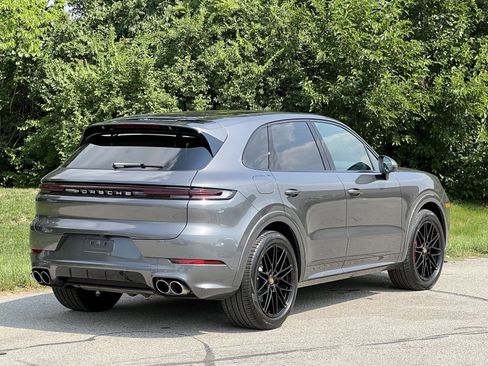Certified 2025 Porsche Cayenne S image 6
