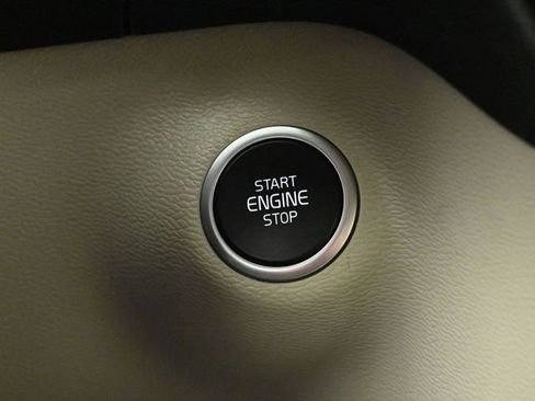 Used 2022 Volvo XC40 T5 Momentum image 35