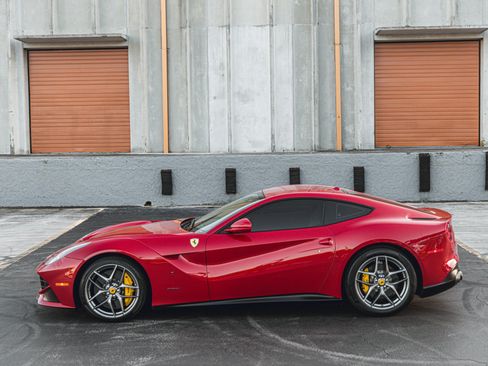 Used 2014 Ferrari F12 Berlinetta RWD image 21