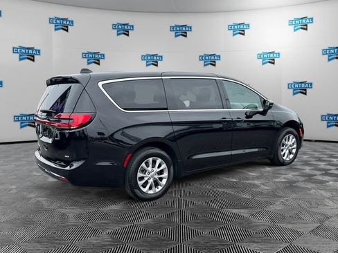 Used 2025 Chrysler Pacifica Select AWD/4WD image 6