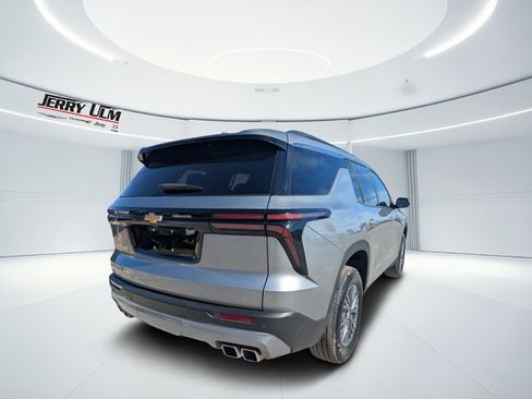 Used 2025 Chevrolet Traverse LT image 3