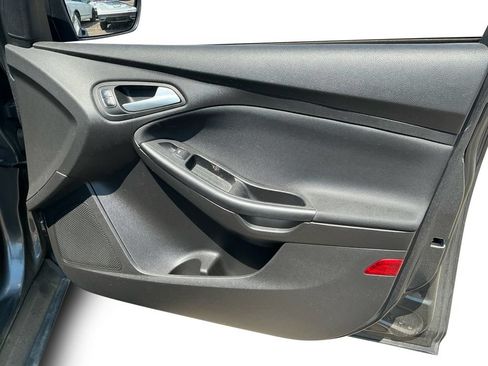 Used 2017 Ford Focus SE w/ Cold Weather Package FWD image 16