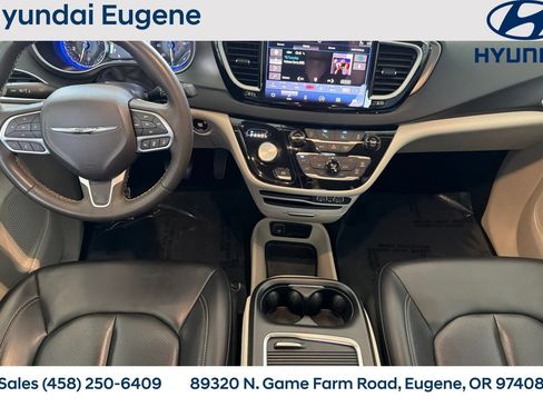 Used 2023 Chrysler Pacifica Touring-L FWD image 17