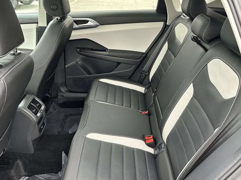 Used 2025 Volkswagen Taos SEL AWD/4WD image 12