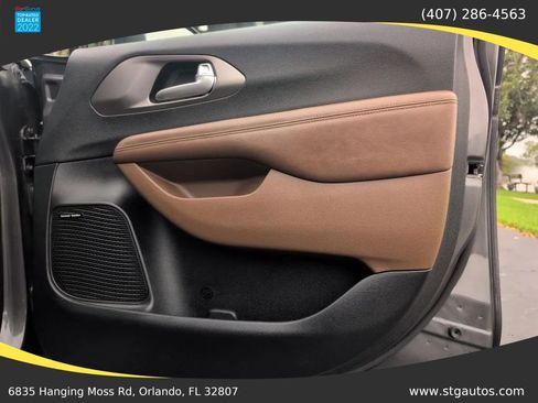 Used 2018 Chrysler Pacifica Limited w/ Tire & Wheel Group image 27