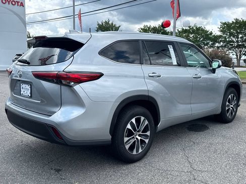 Used 2023 Toyota Highlander XLE FWD image 3