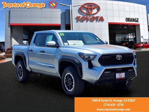 Certified 2025 Toyota Tacoma TRD Off-Road AWD/4WD image 1