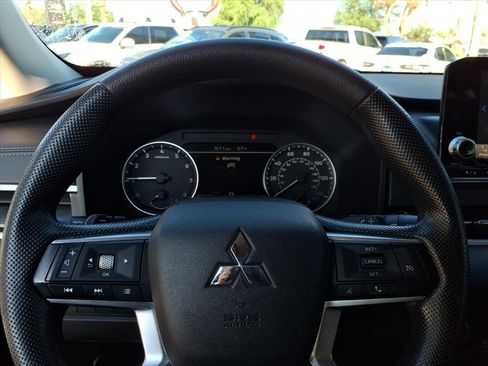 Used 2022 Mitsubishi Outlander ES image 18